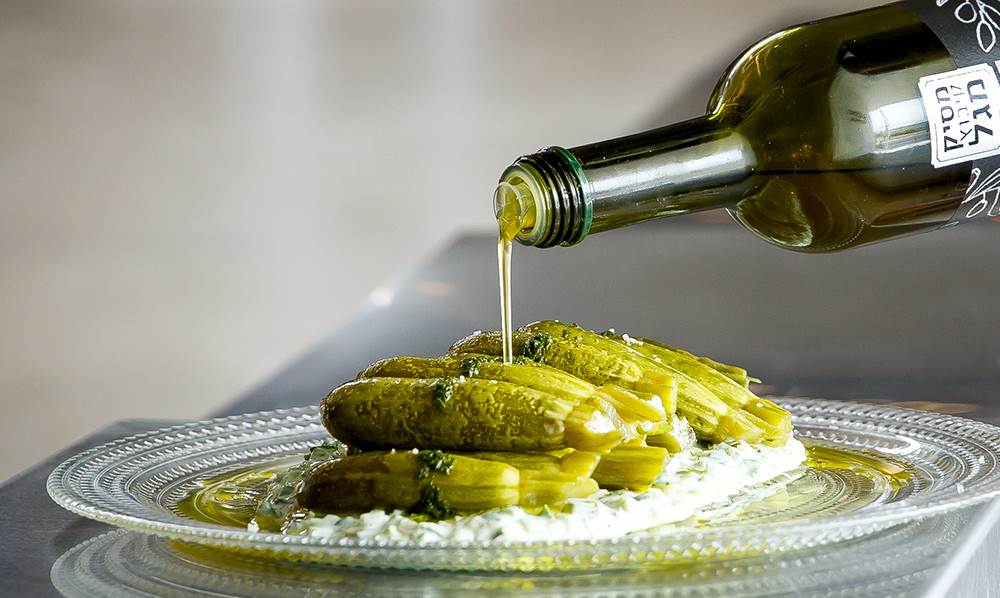 בייבי קישואים על מצע ציזיקי ושמן זית אורגני