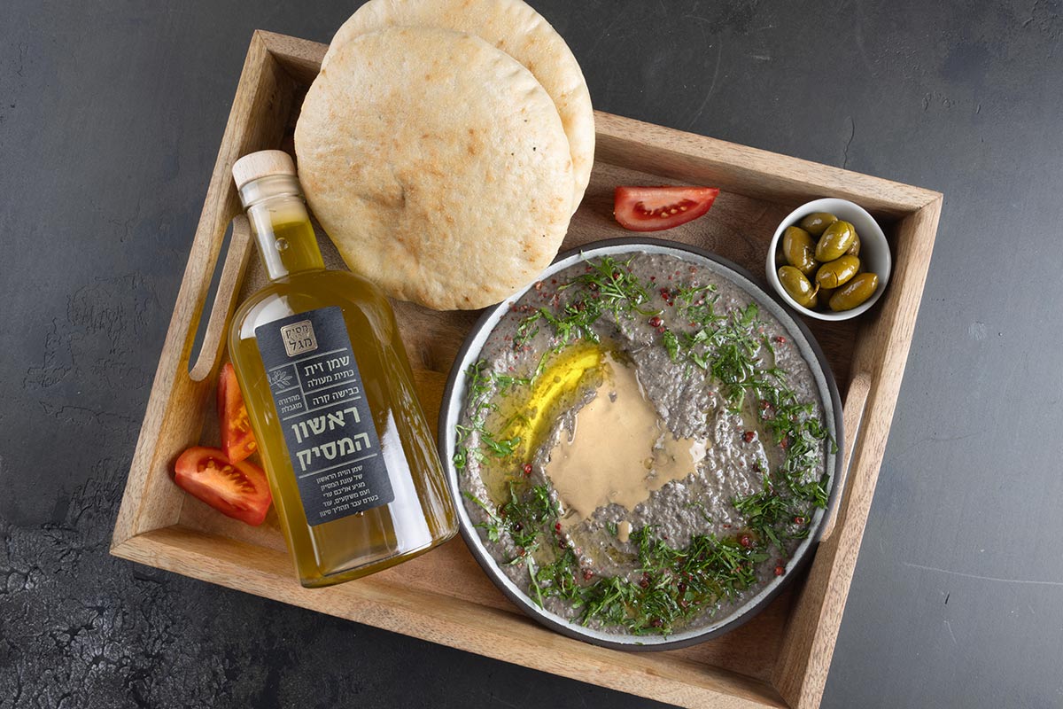 מתכון לחומוס עדשים שחורות עם שמן ראשון המסיק‎